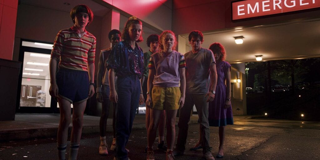 para pemeran Stranger Things Season 3 berdiri