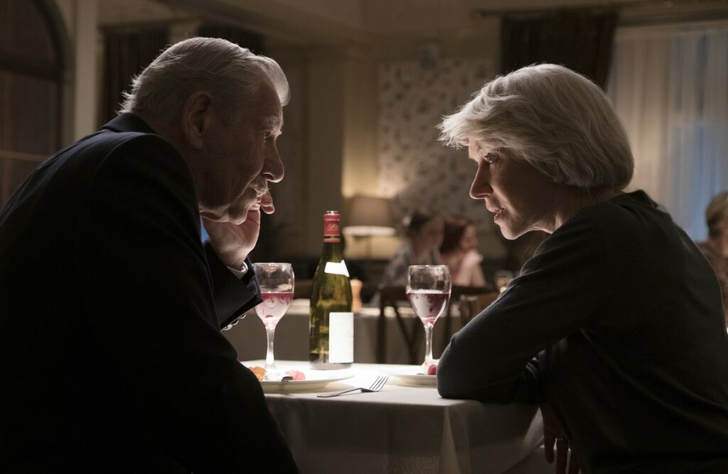 hellen mirren dan ian mckellen dalam film the good liar