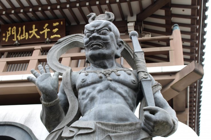 patung Nio di Jepang