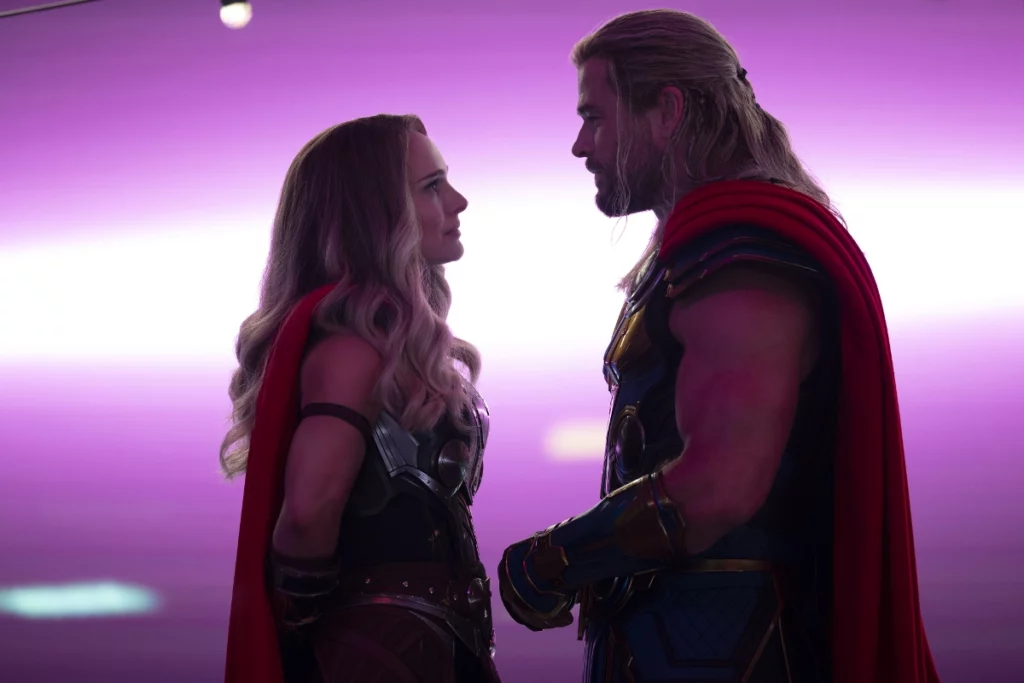 Natalie Portman dan Chris Hemsworth di Thor Love & Thunder