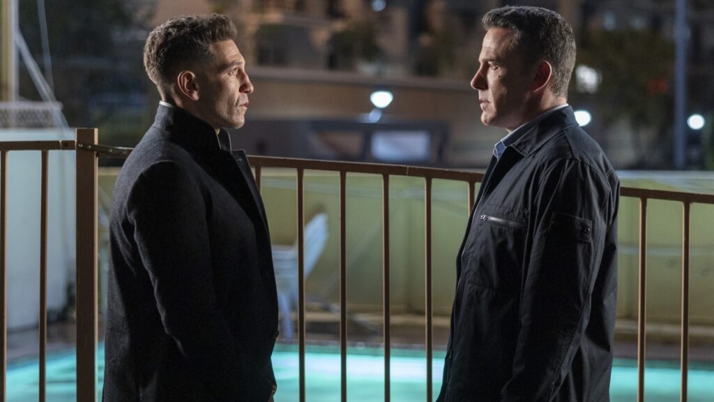 Jon Bernthal dan Ben Affleck di film The Accountant 2