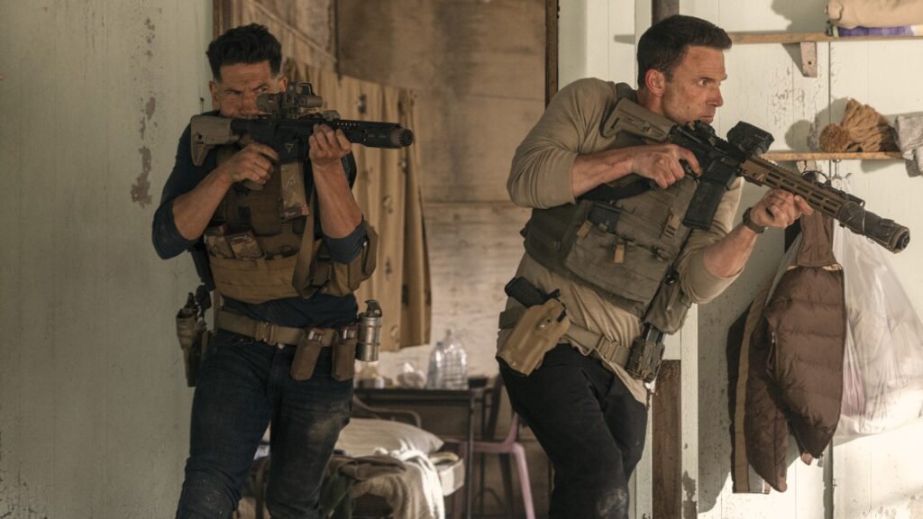 Jon Bernthal sebagai Brex dan Ben Affleck sebagai Christian di film The Accountant 2