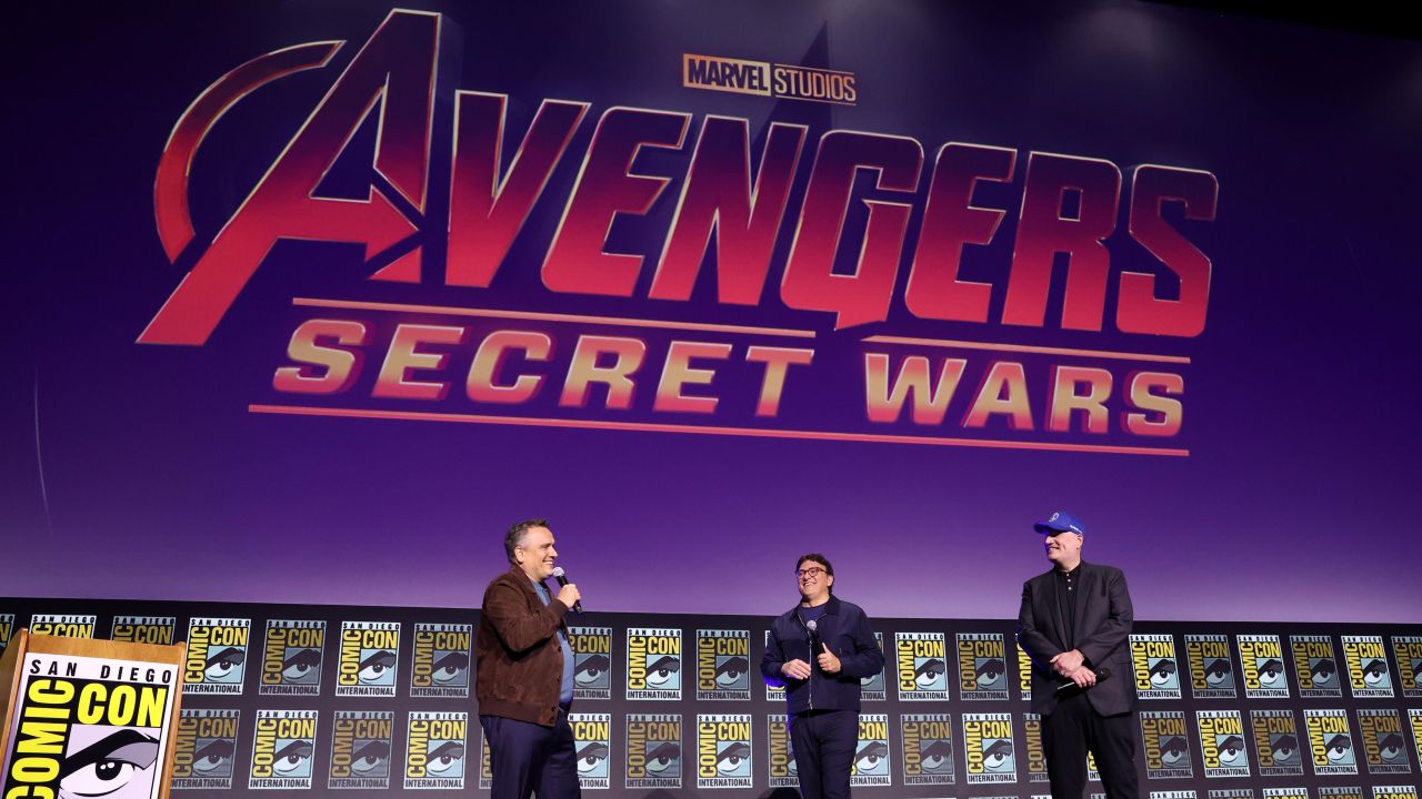 Anthony dan Joe Russo dengan Kevin Feige di depan Avengers Secret Wars