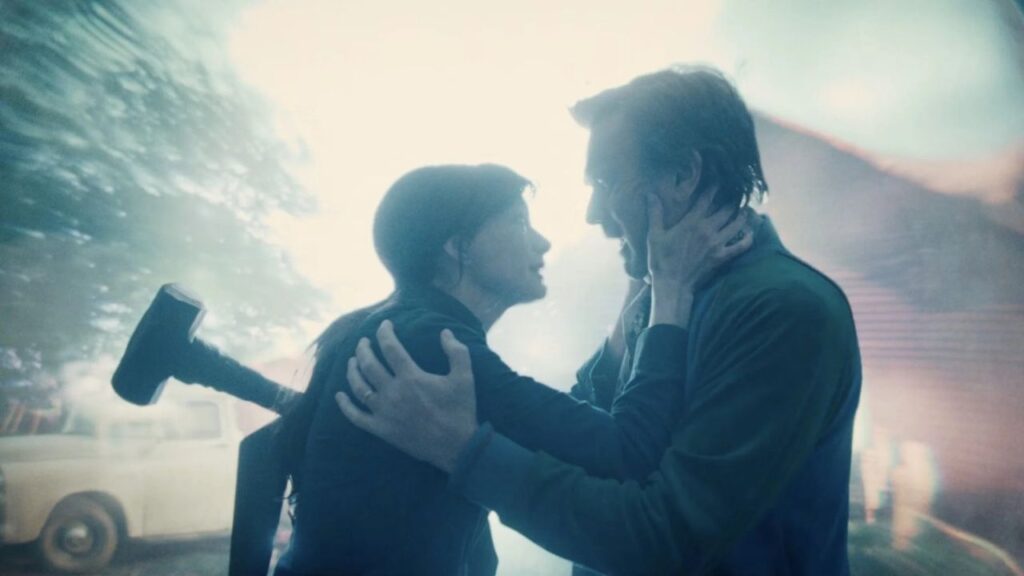 Anne Hathaway dan Ewan McGreggor di ending The End of Oak Street