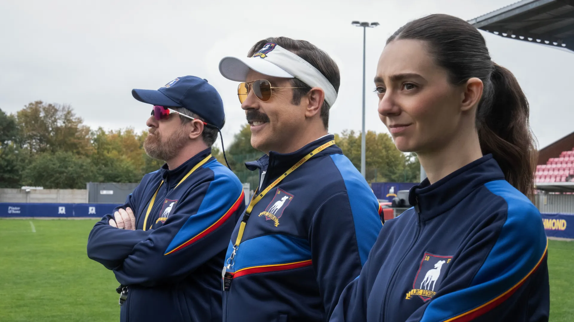 Brendan Hunt sebagai Coach Beard, Jason Sudeikis sebagai Coach Lasso, dan