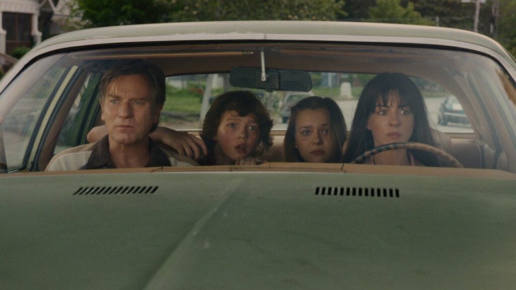 Ewan McGregor sebagai Greg, Christian Convery sebagai Brian, Maisy Stella sebagai Audrey, dan Anne Hathaway sebagai Denise