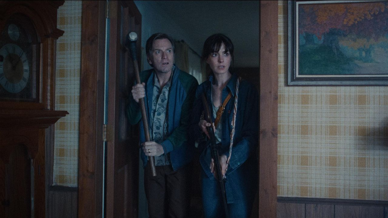 Ewan McGregor sebagai Greg dan Anne Hathaway sebagai Denise