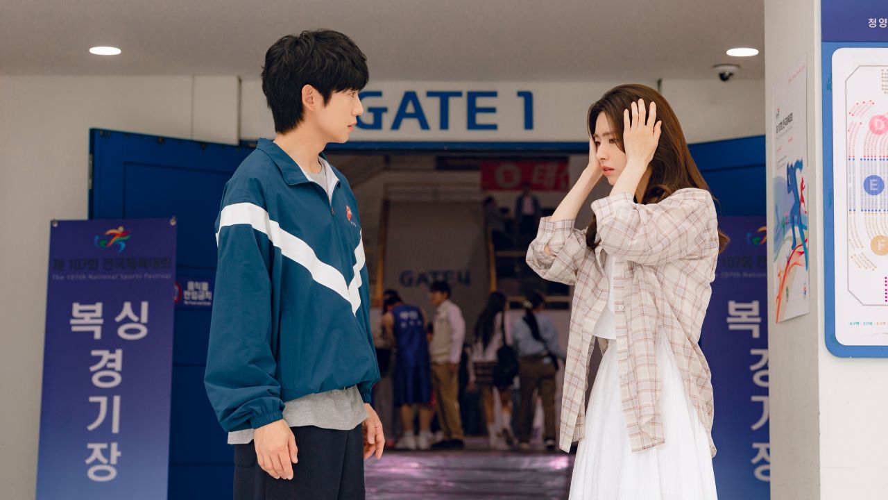 Jung Hae-in dan Ha-young dalam serial Our Sticky Love